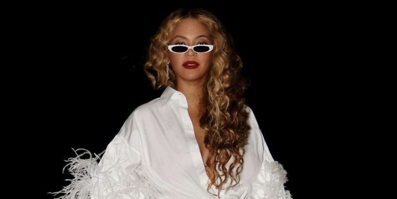 Beyoncé Paired a Cocktail Purse With a Feathered Valentino Top and Altuzarra Flairs on a Yacht