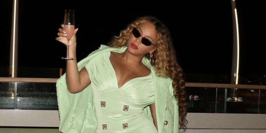 Here's Beyoncé Posing on a Yacht in the Perfect Mint Balmain Mini Dress