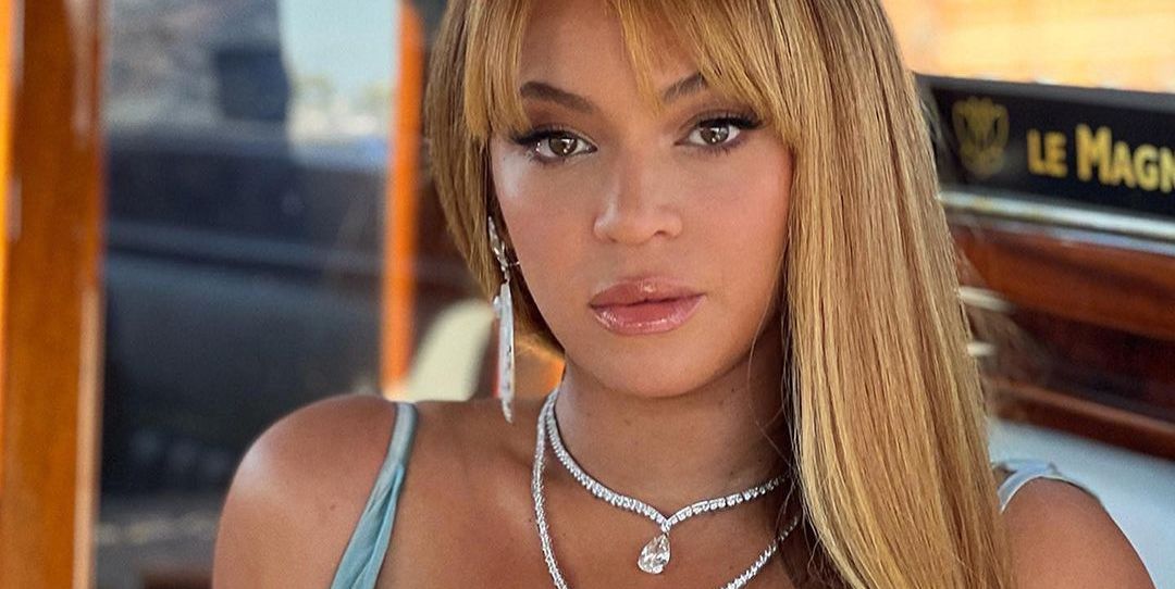 Here's Beyoncé Looking Gorgeous in a Mint Plunge Silk Dress and All the Diamonds