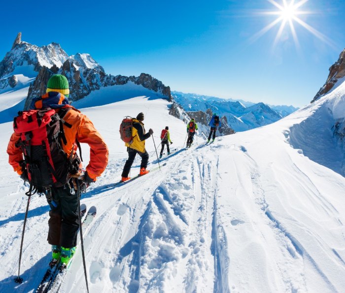 A group of skiers start the descent of Valle Blanche in Chamonix