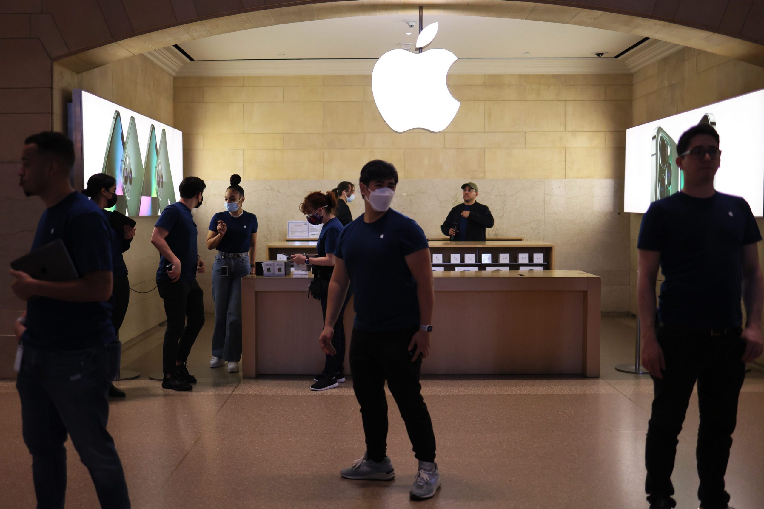 Apple store workers in New York seek pay bump in union push