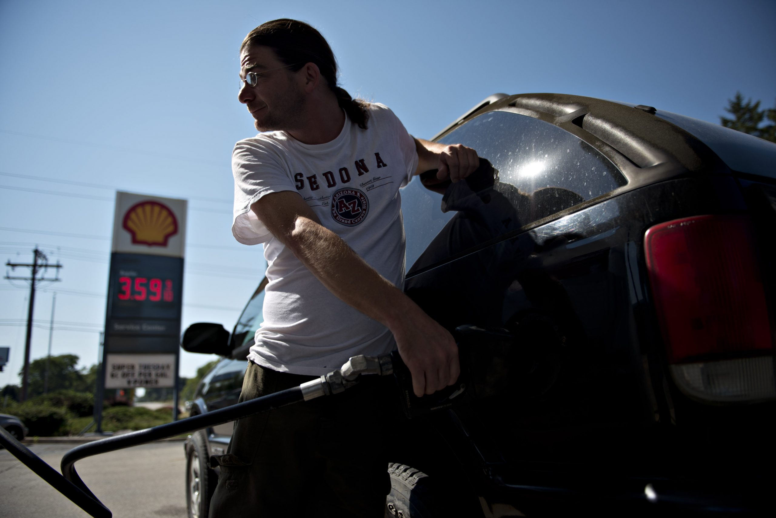 Average U.S. gas price drops 10 cents to $4.27 per gallon