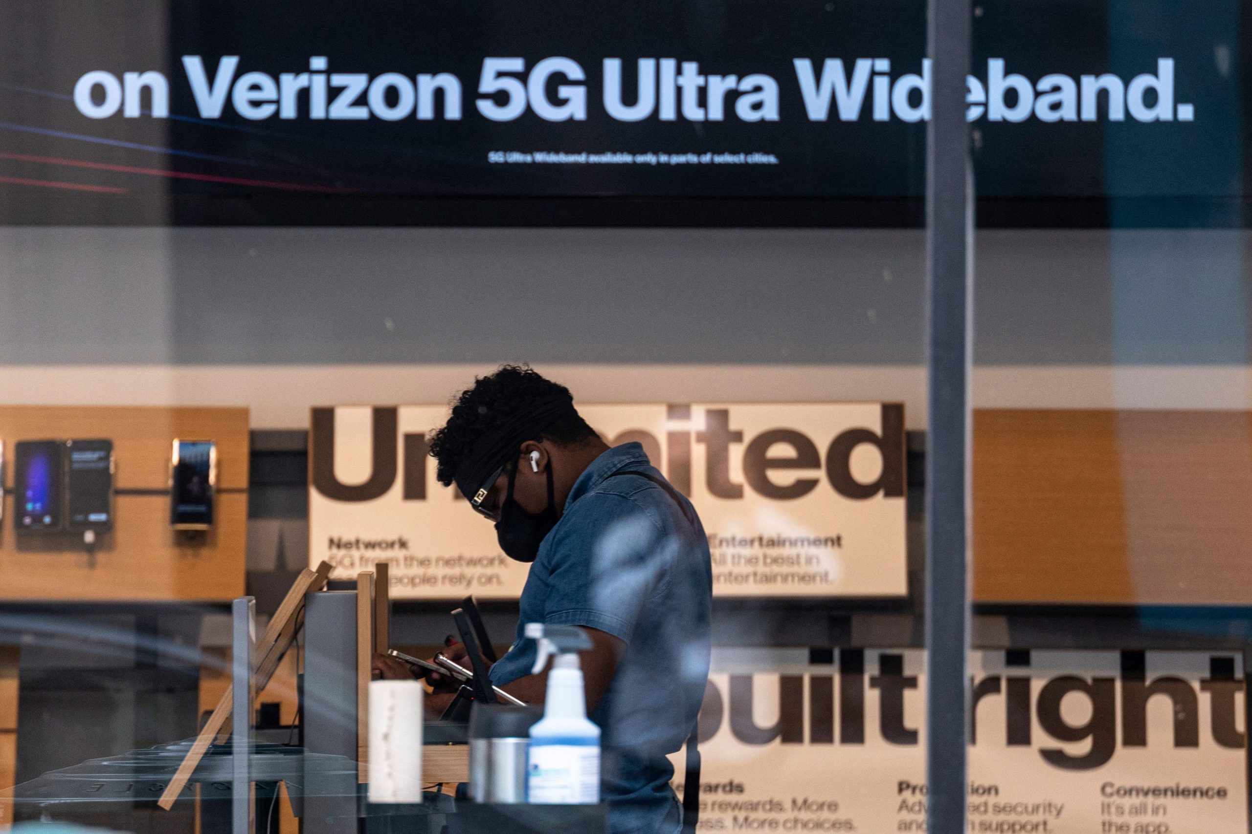 Verizon raises its minimum wage from $15 to $20 an hour