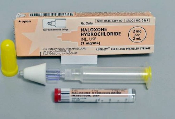 Naloxone rescue kit